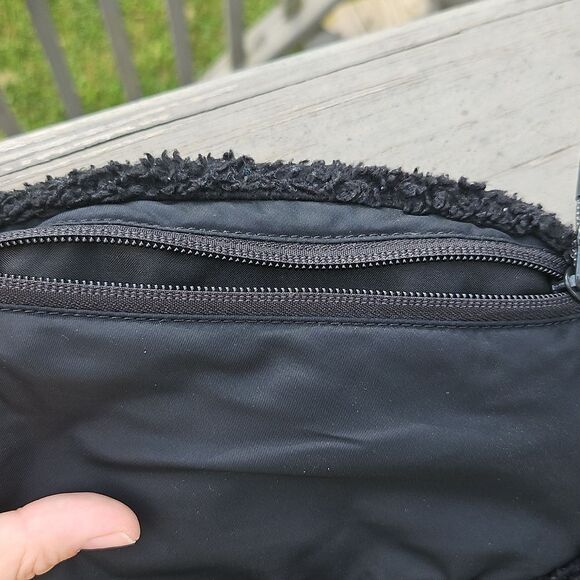 Lululemon Everywhere Belt Bag Fleece Black Sherpa Gold Zip - Picture 4 of 11